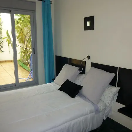 Aparment In Historical & Commercial Center 5minutes Walking To The Alcazar Apartment